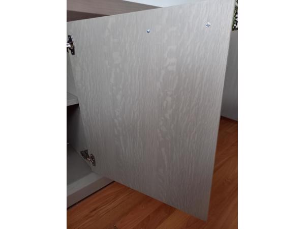 Taupe/grijskleurig dressoir met 4 deuren en 4 legplanken