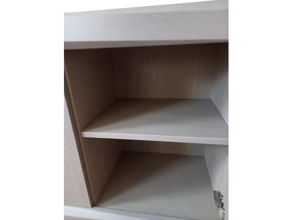 Taupe/grijskleurig dressoir met 4 deuren en 4 legplanken