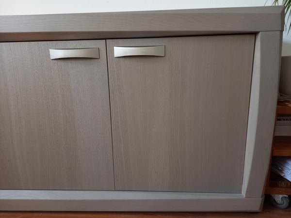 Taupe/grijskleurig dressoir met 4 deuren en 4 legplanken