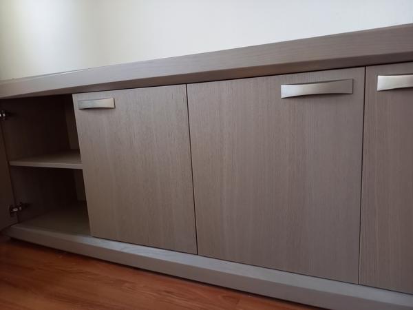 Taupe/grijskleurig dressoir met 4 deuren en 4 legplanken