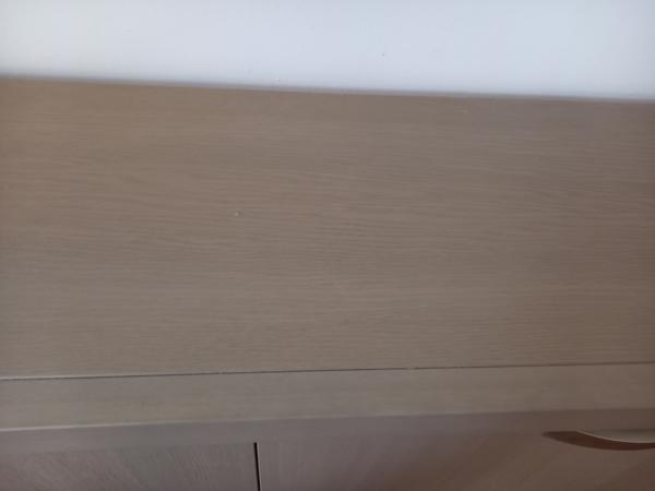 Taupe/grijskleurig dressoir met 4 deuren en 4 legplanken