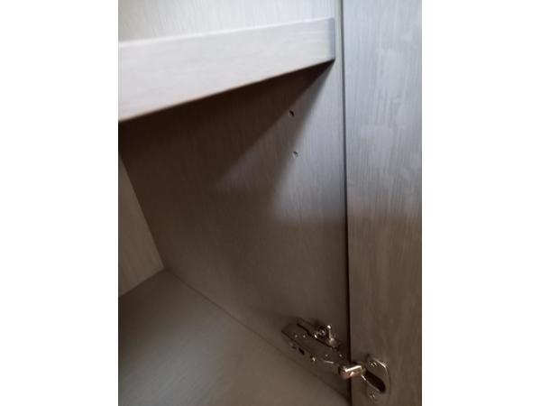 Taupe/grijskleurig dressoir met 4 deuren en 4 legplanken