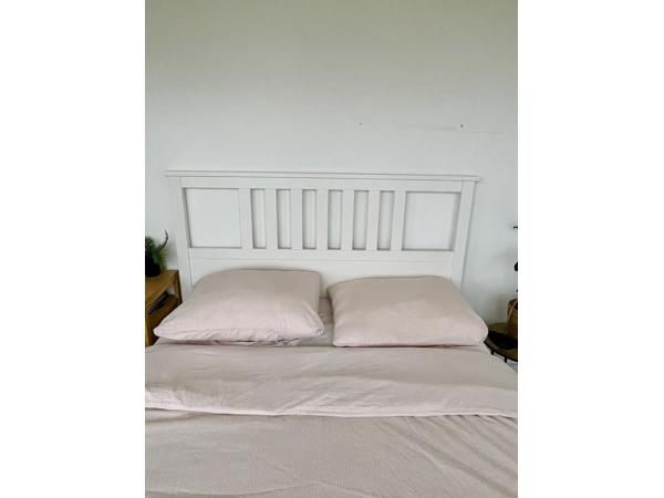 Bed met matras, bodem en kast