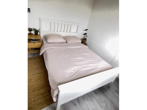 Bed met matras, bodem en kast