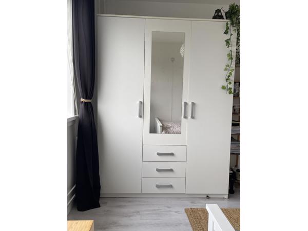 Bed met matras, bodem en kast