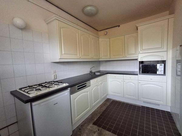 Hoekkeuken crèmekleurige kastjes