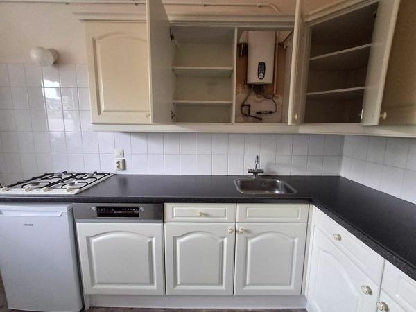 Hoekkeuken crèmekleurige kastjes