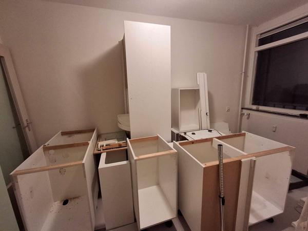 Hoekkeuken crèmekleurige kastjes