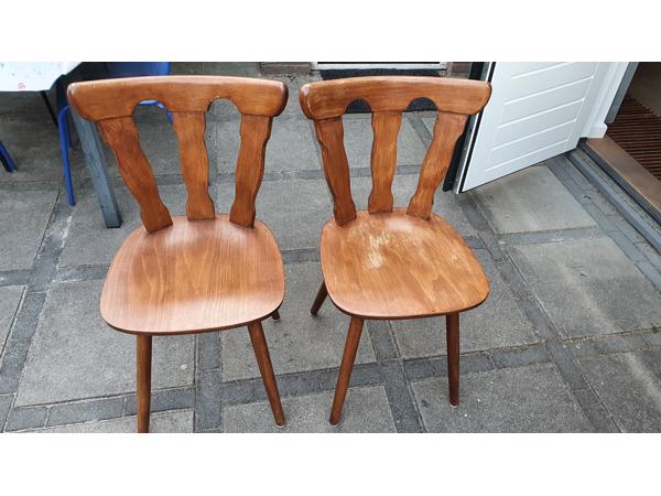 Paar solide houten stoelen
