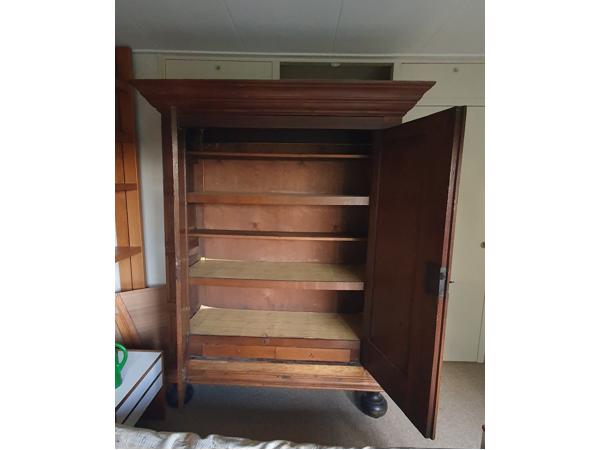 Mooie antieke kast. Gratis