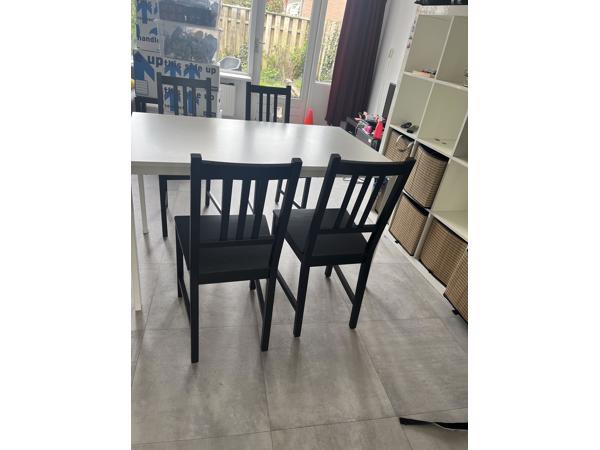 IKEA tafel en vier houten stoelen