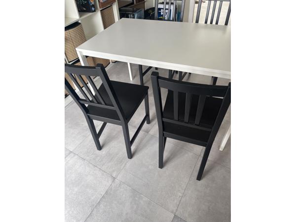 IKEA tafel en vier houten stoelen