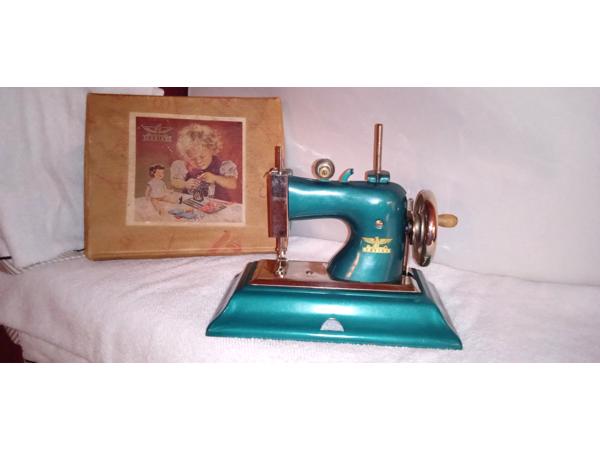 Casige speelgoednaaimachine (1940''s) met originele