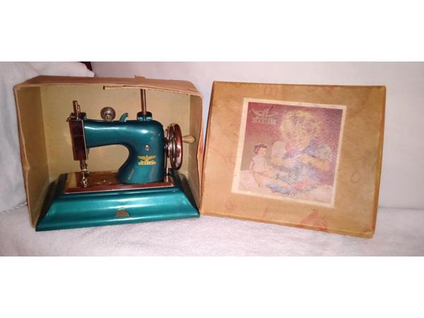 Casige speelgoednaaimachine (1940''s) met originele