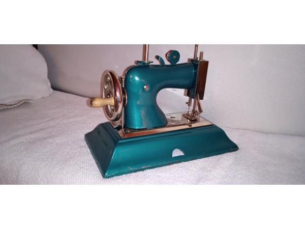 Casige speelgoednaaimachine (1940''s) met originele