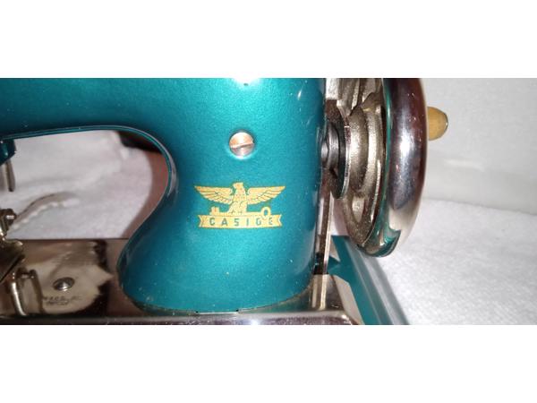 Casige speelgoednaaimachine (1940''s) met originele