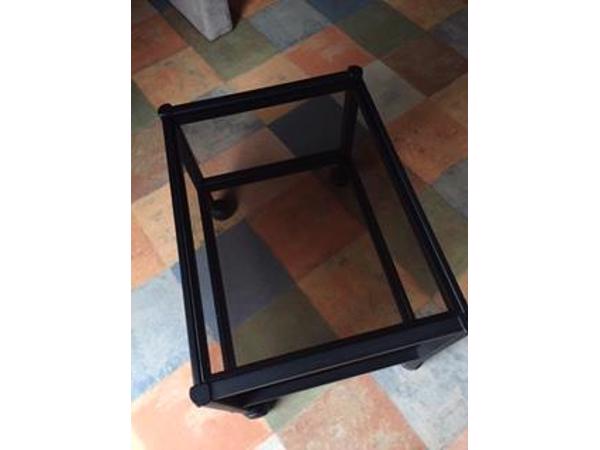 tv-meubel/bijzettafel op wielen, zwart metalen frame met licht getint glazen platen