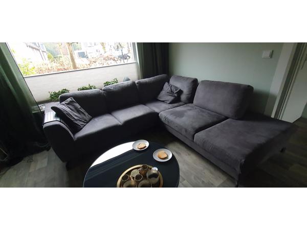 Ruime grijze hoekbank