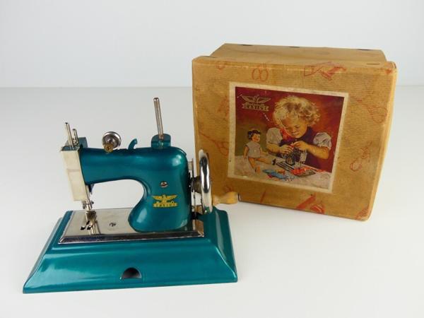 Topper : Casige speelgoednaaimachine (1940's) met originele