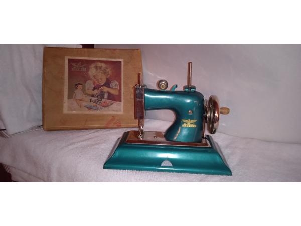 Topper : Casige speelgoednaaimachine (1940&amp;#x27;s) met originele