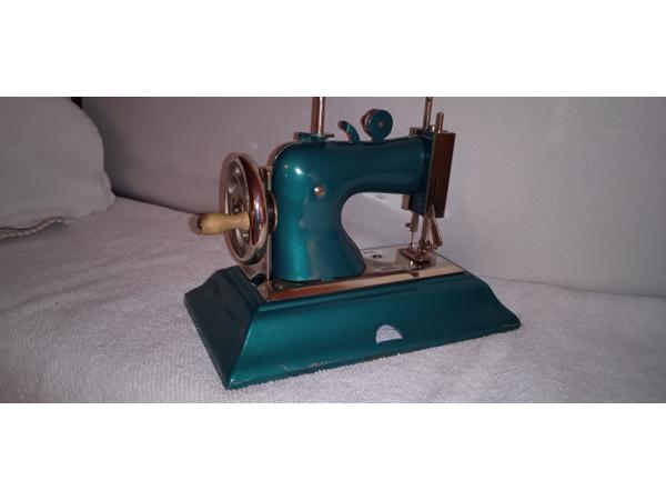 Topper : Casige speelgoednaaimachine (1940&amp;#x27;s) met originele