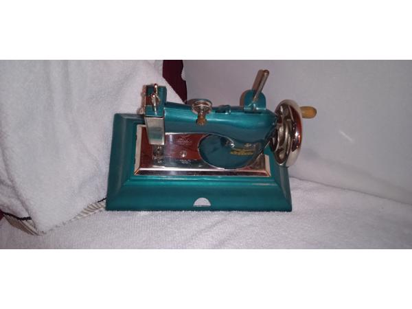 Topper : Casige speelgoednaaimachine (1940&amp;#x27;s) met originele