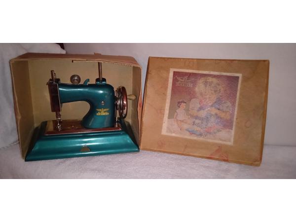 Topper : Casige speelgoednaaimachine (1940&amp;#x27;s) met originele