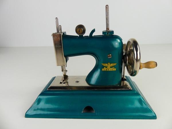 Topper : Casige speelgoednaaimachine (1940's) met originele