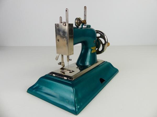 Topper : Casige speelgoednaaimachine (1940's) met originele