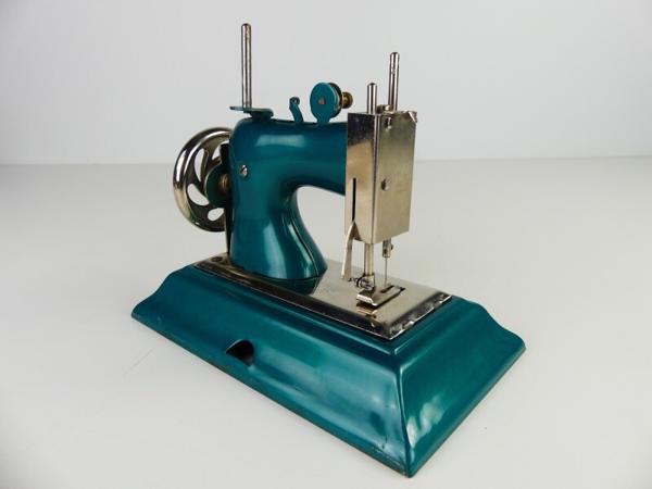 Topper : Casige speelgoednaaimachine (1940's) met originele