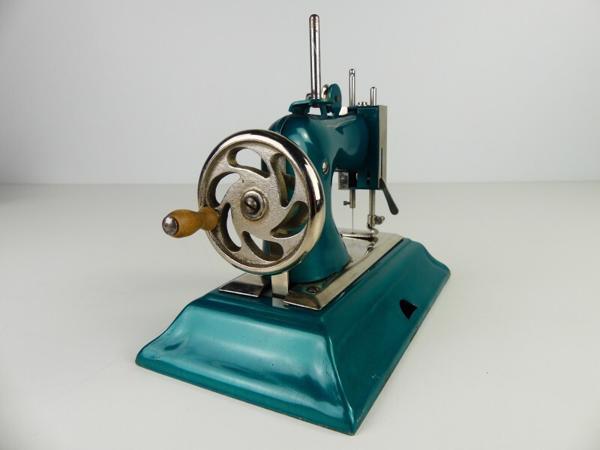 Topper : Casige speelgoednaaimachine (1940&#x27;s) met originele