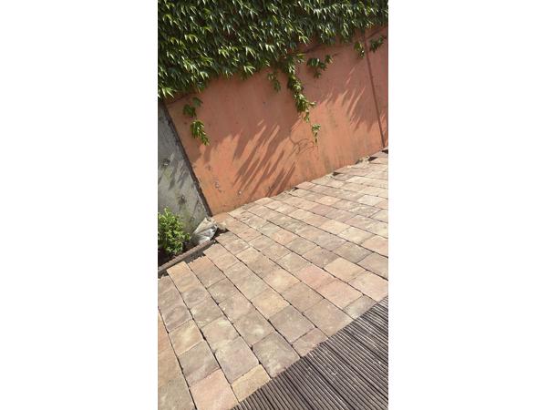 Gebruikte getrommelde tegels voor in de tuin. 2verschillende maten en meerdere zachte kleuren  zoals