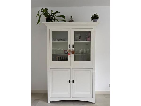 Te koop: massieve houten witte kast.