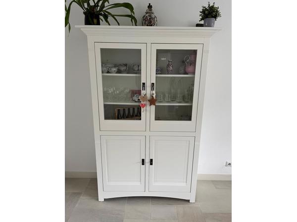 Te koop: massieve houten witte kast.