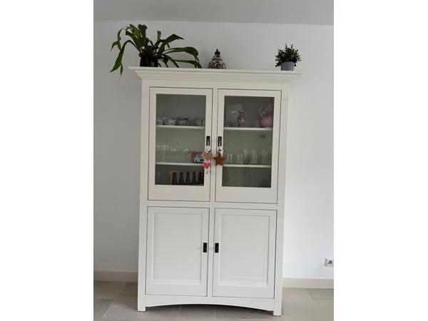 Te koop: massieve houten witte kast.