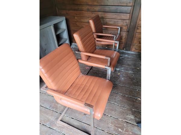 3 cognackleurige stoelen