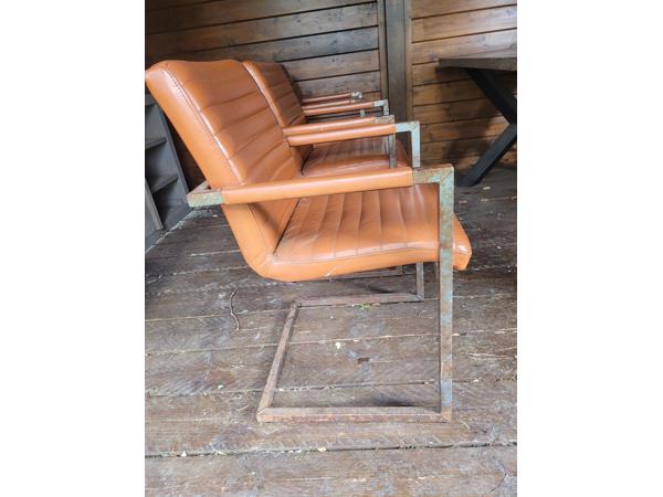 3 cognackleurige stoelen
