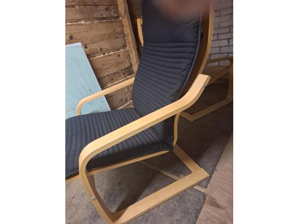 Twee van deze dezelfde stoelen.