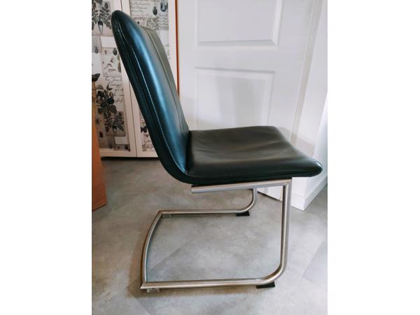 Vier zwart lederen eetkamerstoelen