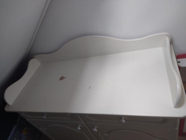 Commode met wandplank