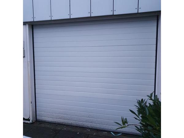 garagedeur wit met deuropener van liftmaster