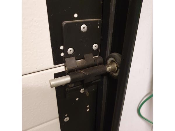 garagedeur wit met deuropener van liftmaster