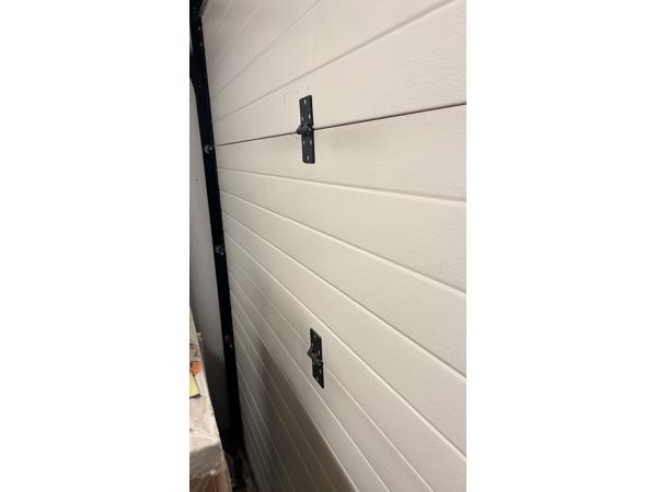 garagedeur wit met deuropener van liftmaster