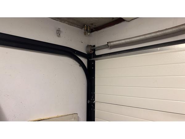 garagedeur wit met deuropener van liftmaster