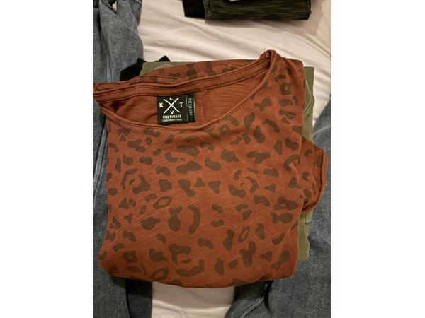 Veel shirts, truien, broeken en blouses