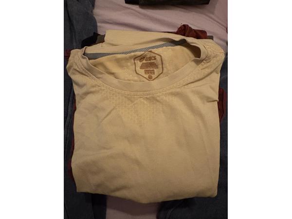 Veel shirts, truien, broeken en blouses