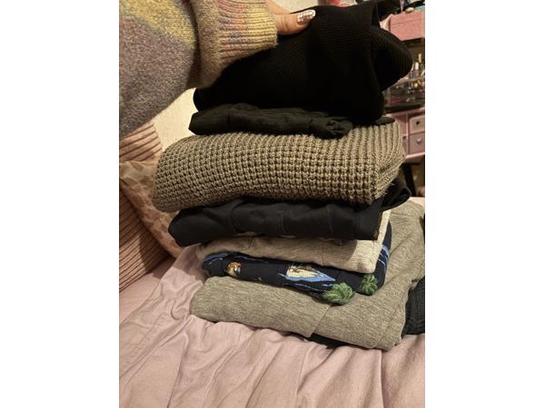 Veel shirts, truien, broeken en blouses