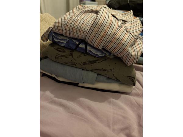 Veel shirts, truien, broeken en blouses