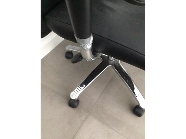 Zwarte bureaustoel, verstelbaar