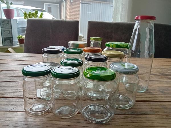 Diverse glazen potjes